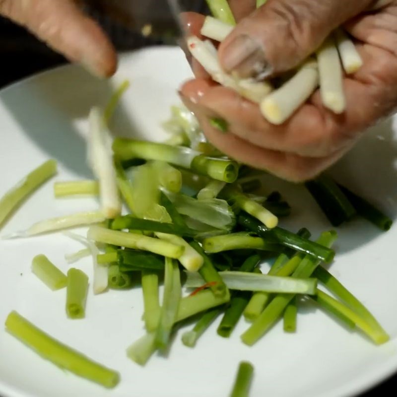 Bước 1 Sơ chế thịt trâu và lá trơng Thịt trâu lá trơng