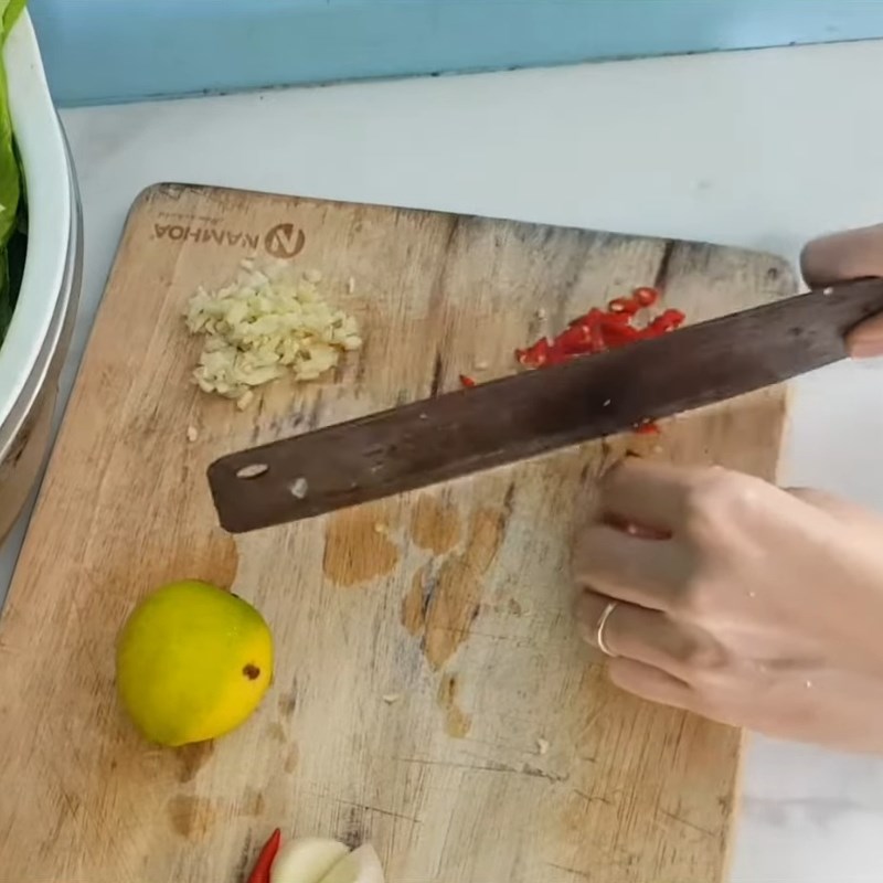 Bước 1 Sơ chế tỏi, ớt và chanh tươi ngon Nước mắm chấm gỏi cuốn