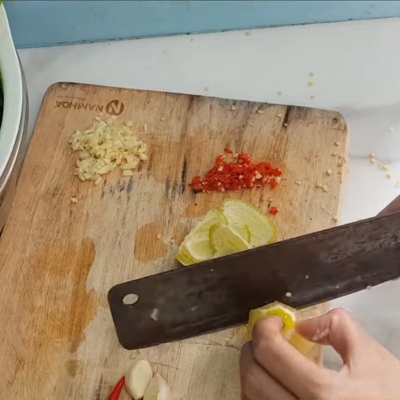 Bước 1 Sơ chế tỏi, ớt và chanh tươi ngon Nước mắm chấm gỏi cuốn