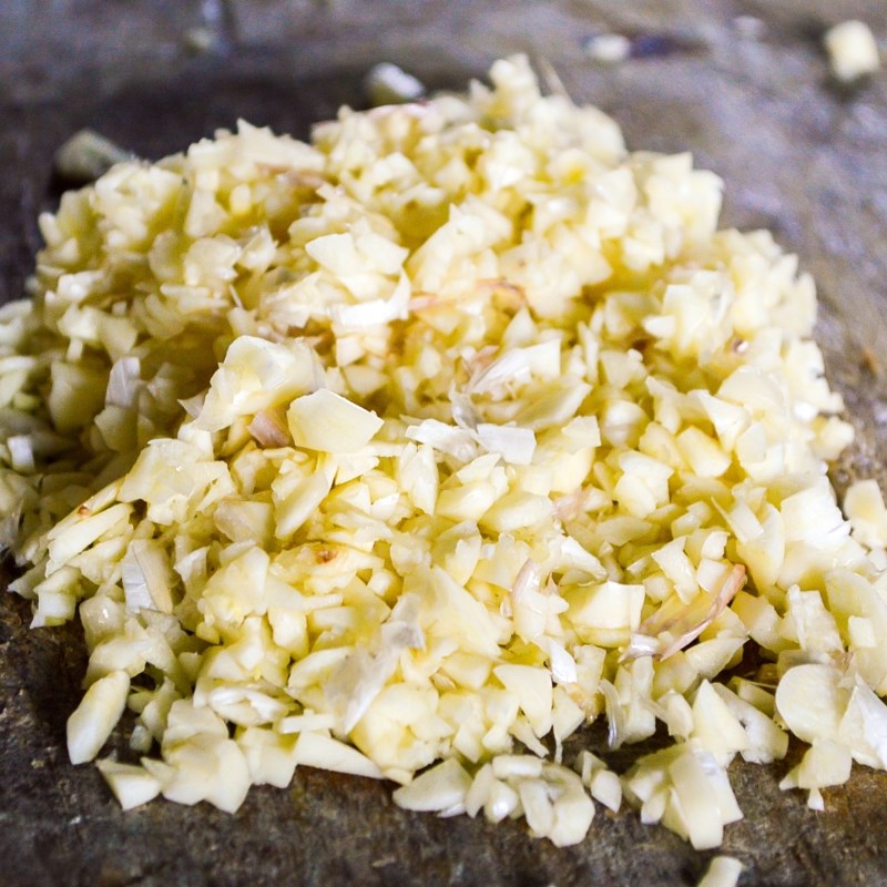 Bước 1 Sơ chế tỏi và phi thơm Tương đen chấm bò viên