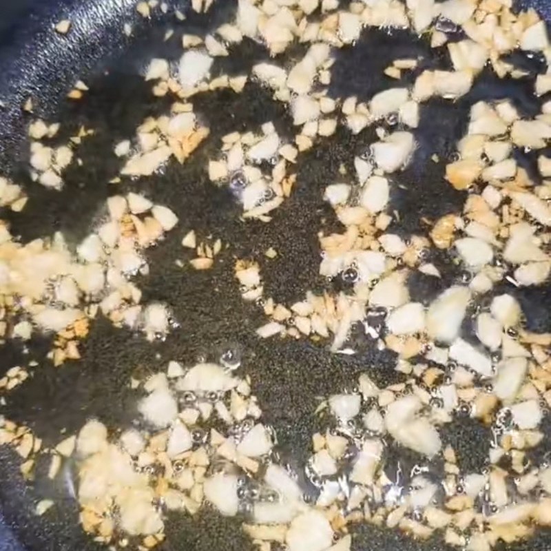 Bước 1 Sơ chế tỏi và phi thơm Tương đen chấm bò viên