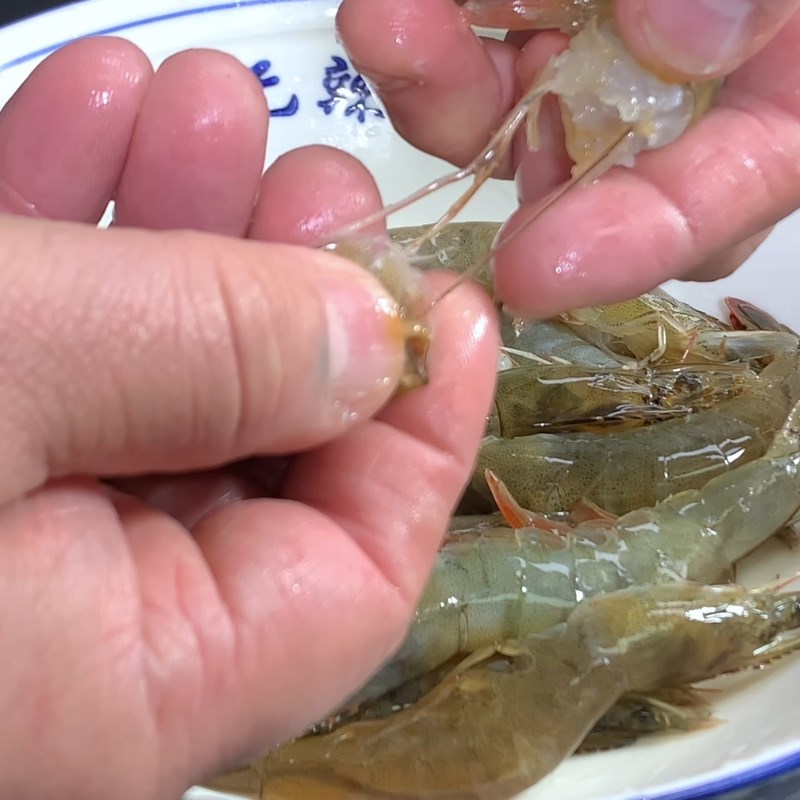 Bước 2 Sơ chế tôm tươi Súp lơ xào tôm