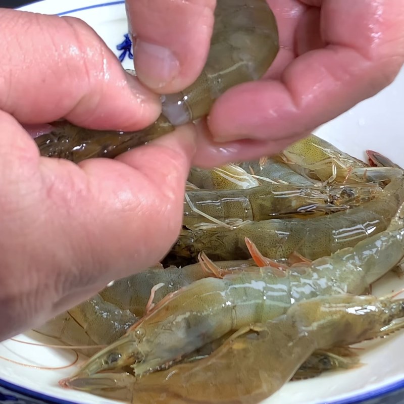 Bước 2 Sơ chế tôm tươi Súp lơ xào tôm