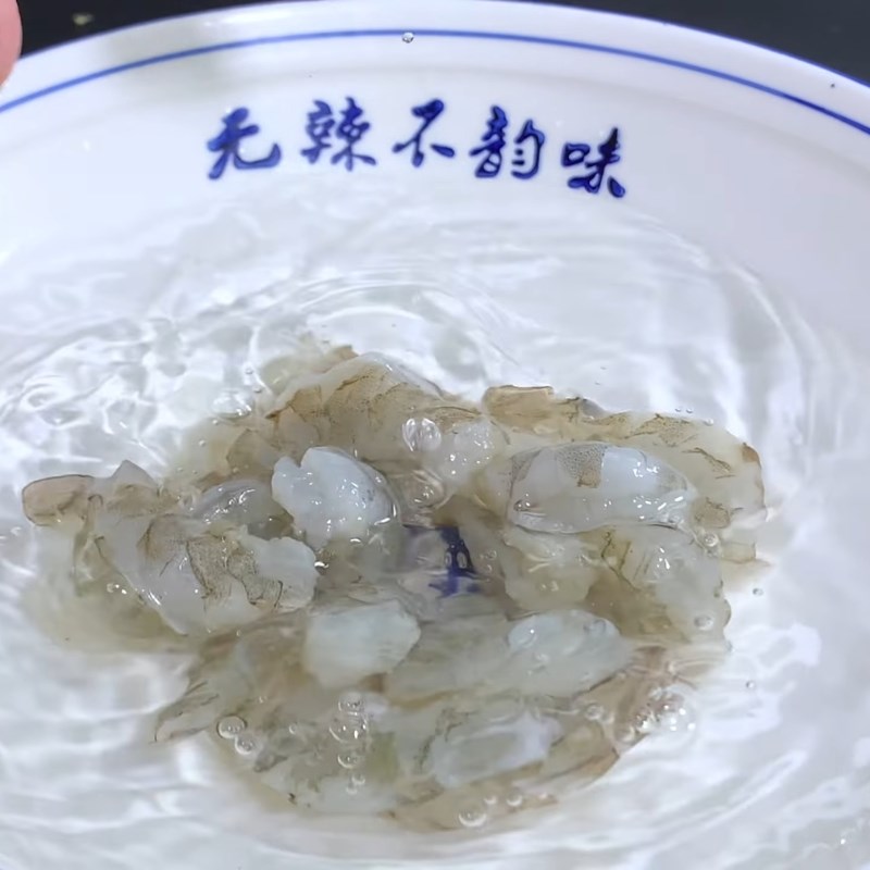 Bước 2 Sơ chế tôm tươi Súp lơ xào tôm