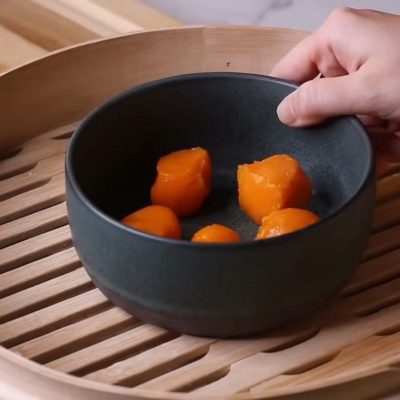 Bước 1 Sơ chế trứng muối và chuẩn bị topping Bánh bông tuyết