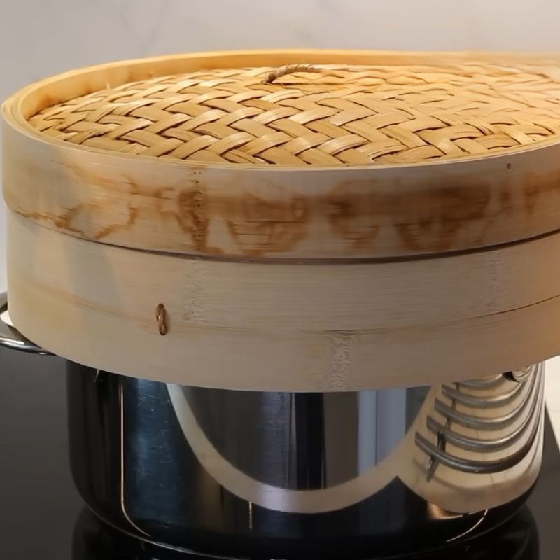 Bước 1 Sơ chế trứng muối và chuẩn bị topping Bánh bông tuyết