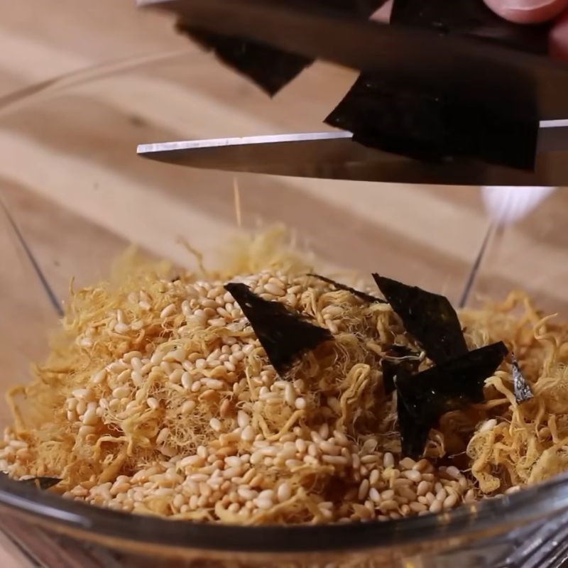 Bước 1 Sơ chế trứng muối và chuẩn bị topping Bánh bông tuyết