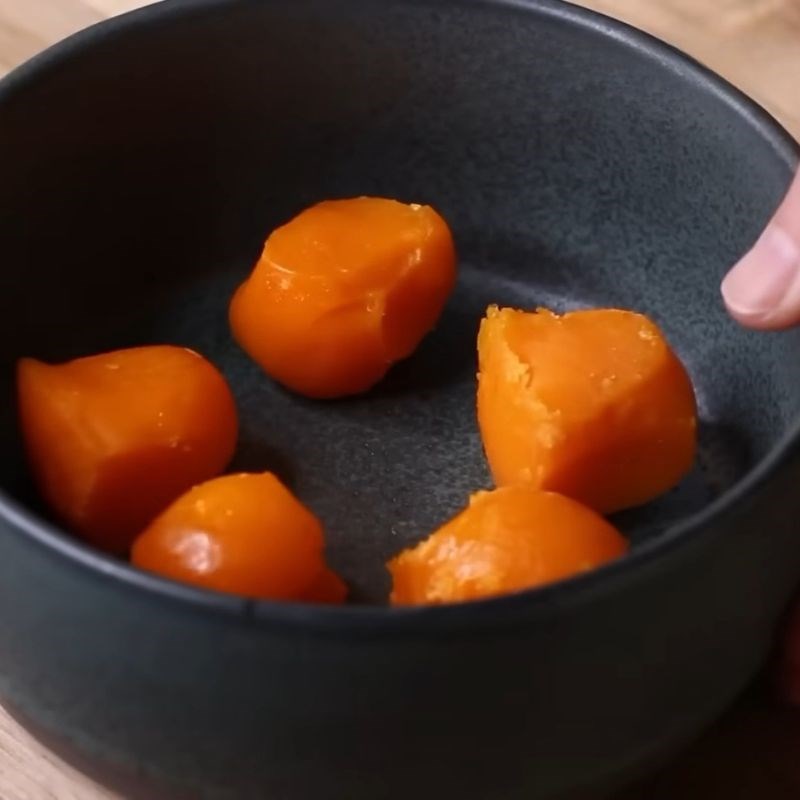 Bước 1 Sơ chế trứng muối và chuẩn bị topping Bánh bông tuyết