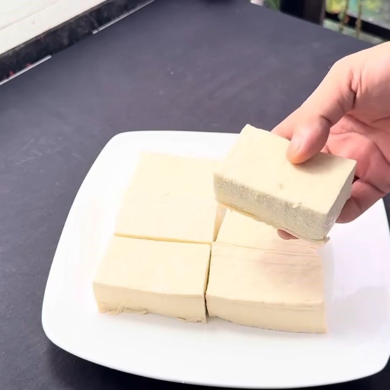 Bước 1 Sơ chế và cắt đậu phụ Đậu rán giòn