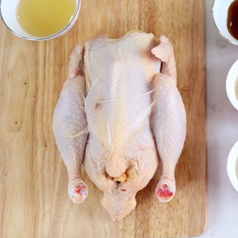 Bước 1 Sơ chế và chuẩn bị gà nguyên con Gà nướng mật ong nồi chiên không dầu