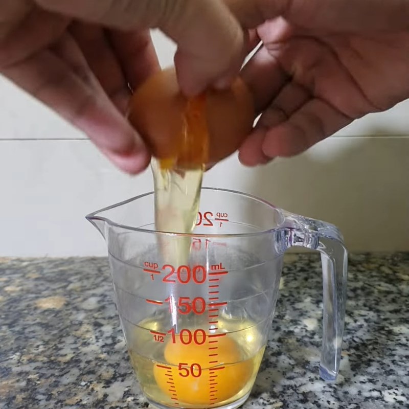 Bước 1 Sơ chế và chuẩn bị hỗn hợp trứng gà Trứng chưng thịt băm