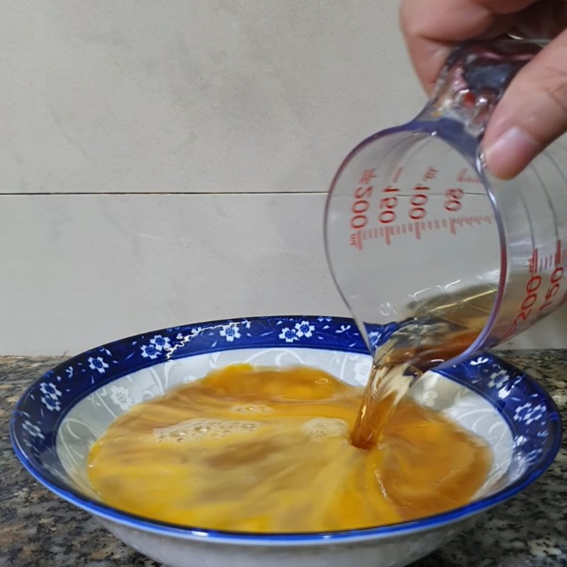 Bước 1 Sơ chế và chuẩn bị hỗn hợp trứng gà Trứng chưng thịt băm