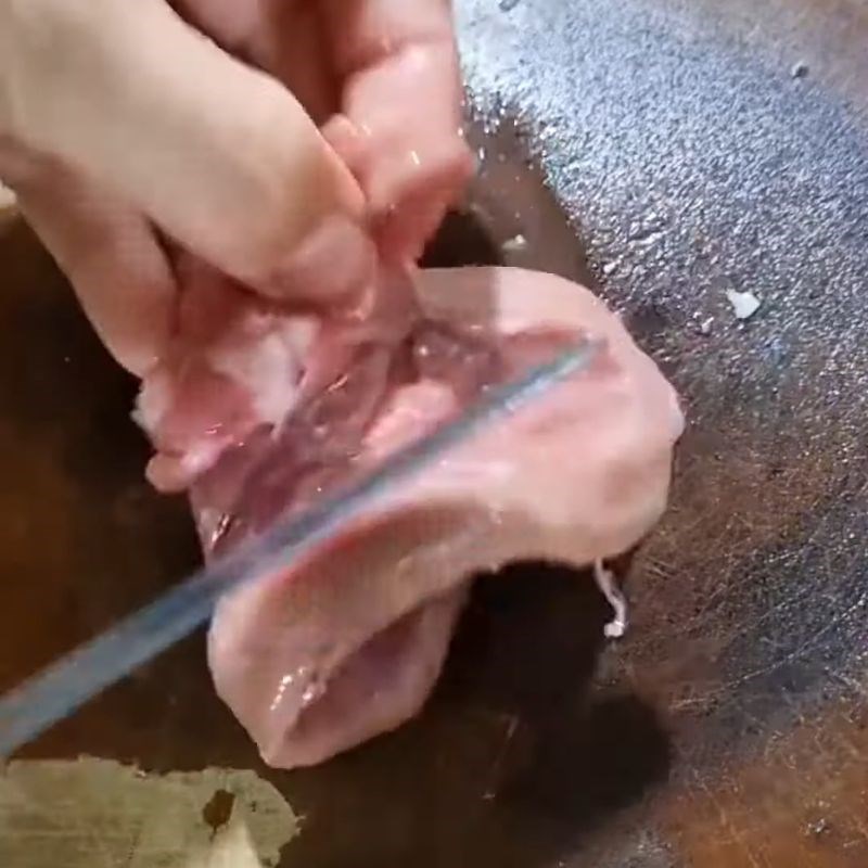 Bước 1 Sơ chế và khử mùi cật heo Cật heo hấp cách thủy