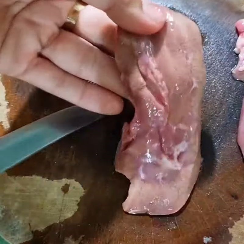 Bước 1 Sơ chế và khử mùi cật heo Cật heo hấp cách thủy