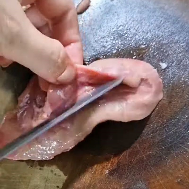 Bước 1 Sơ chế và khử mùi cật heo Cật heo hấp cách thủy