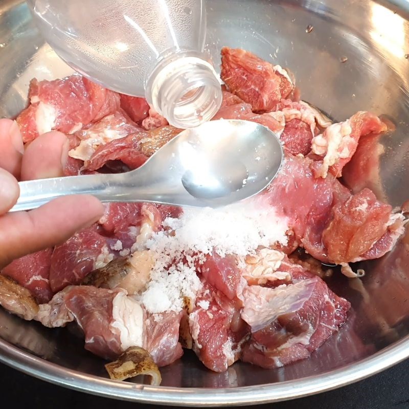 Bước 1 Sơ chế và khử mùi hôi của thịt nhím Nhím xào lăn