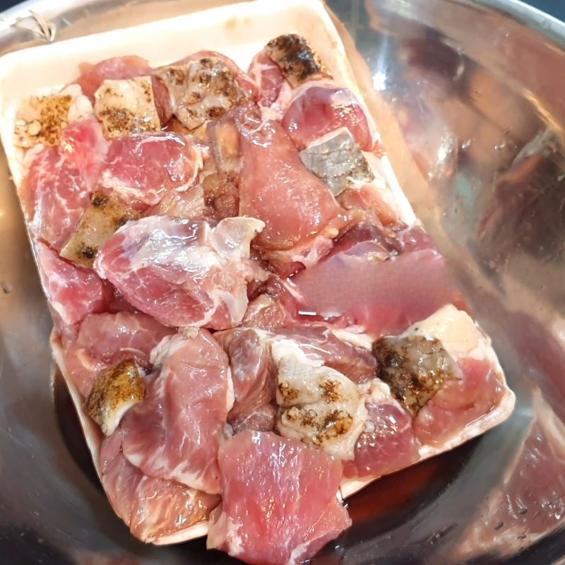 Bước 1 Sơ chế và khử mùi hôi của thịt nhím Nhím xào lăn