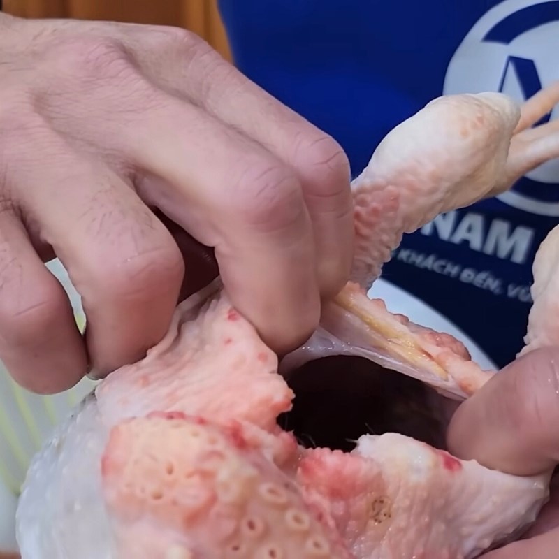 Bước 1 Sơ chế và làm sạch gà lễ Gà lễ