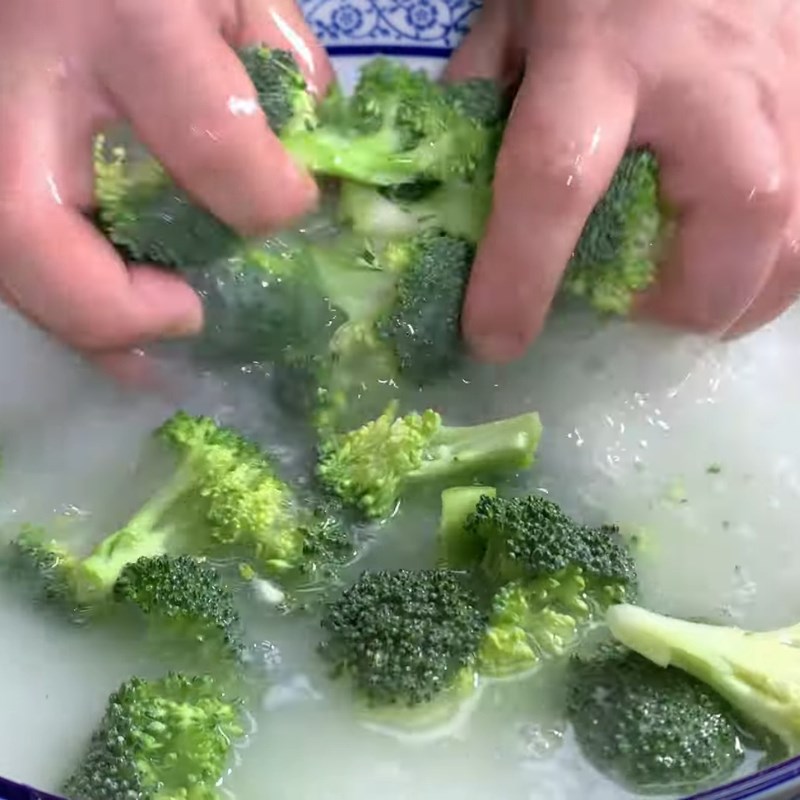 Bước 1 Sơ chế và làm sạch súp lơ xanh Súp lơ xào tôm