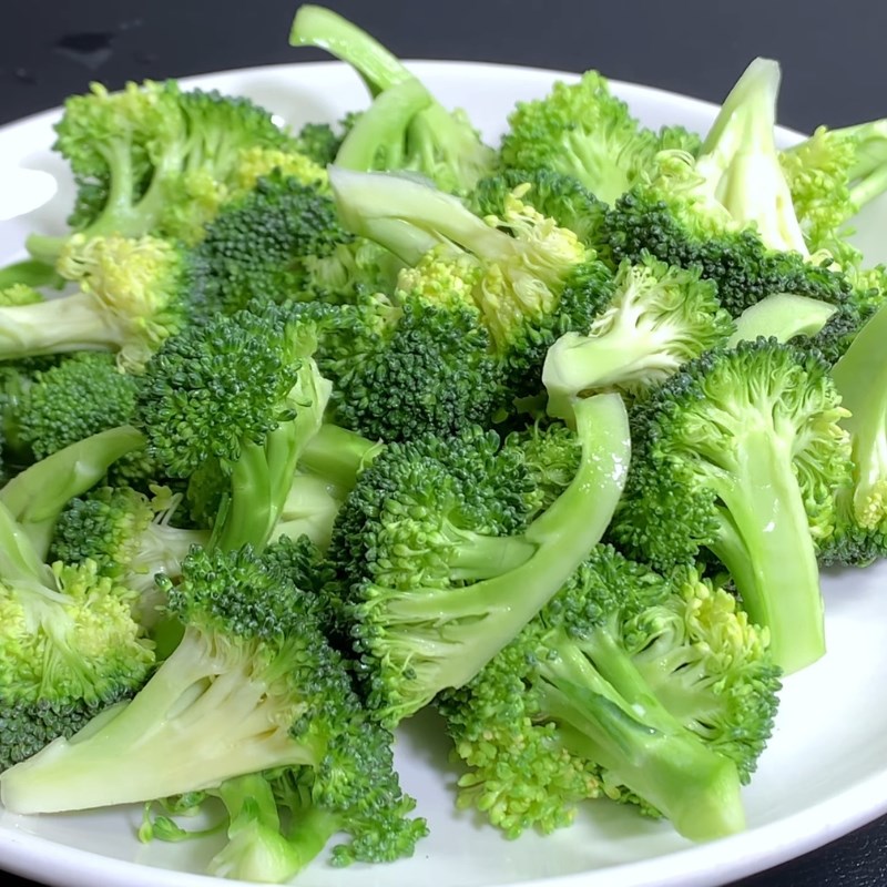 Bước 1 Sơ chế và làm sạch súp lơ xanh Súp lơ xào tôm