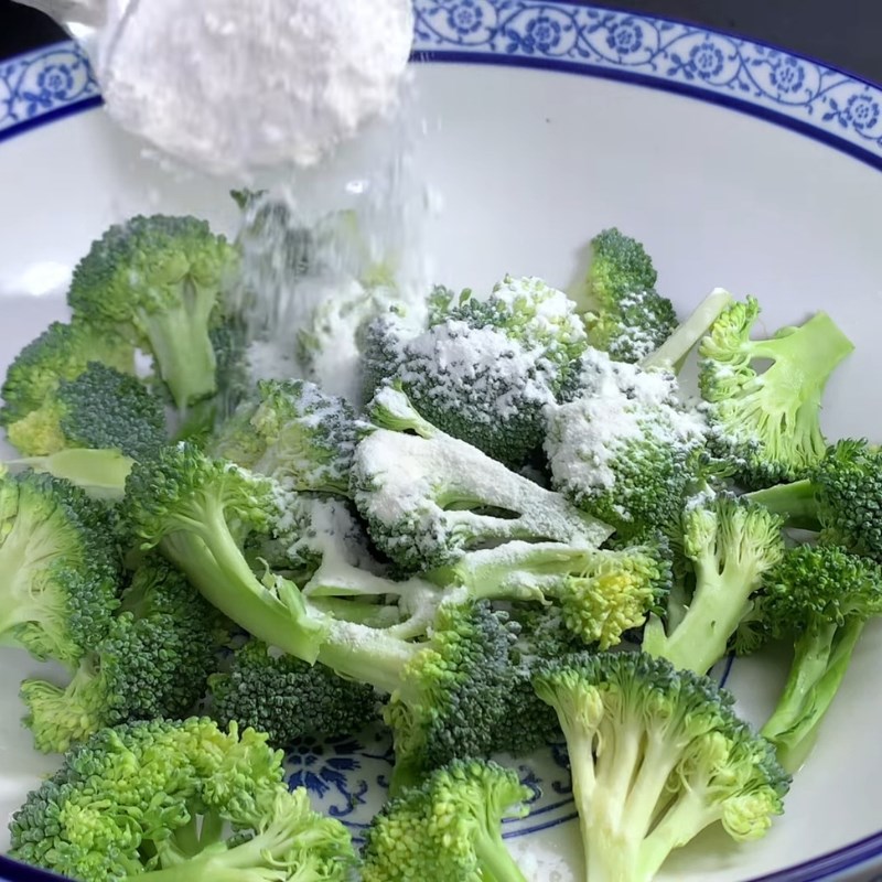 Bước 1 Sơ chế và làm sạch súp lơ xanh Súp lơ xào tôm