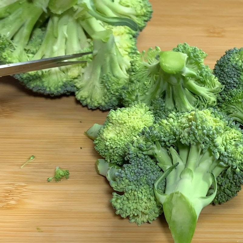 Bước 1 Sơ chế và làm sạch súp lơ xanh Súp lơ xào tôm