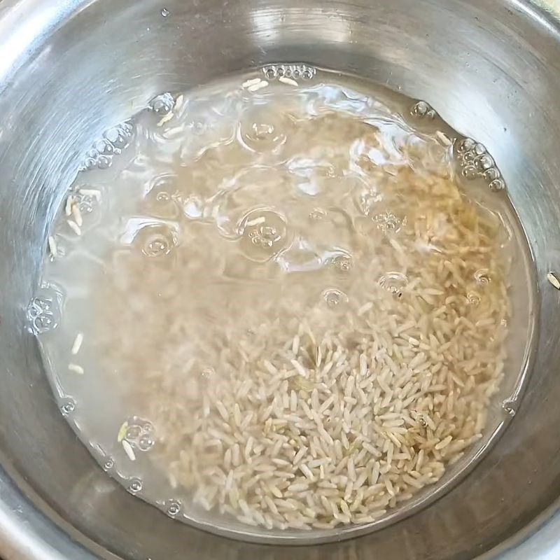 Bước 1 Sơ chế và ngâm gạo lứt Cháo táo đỏ