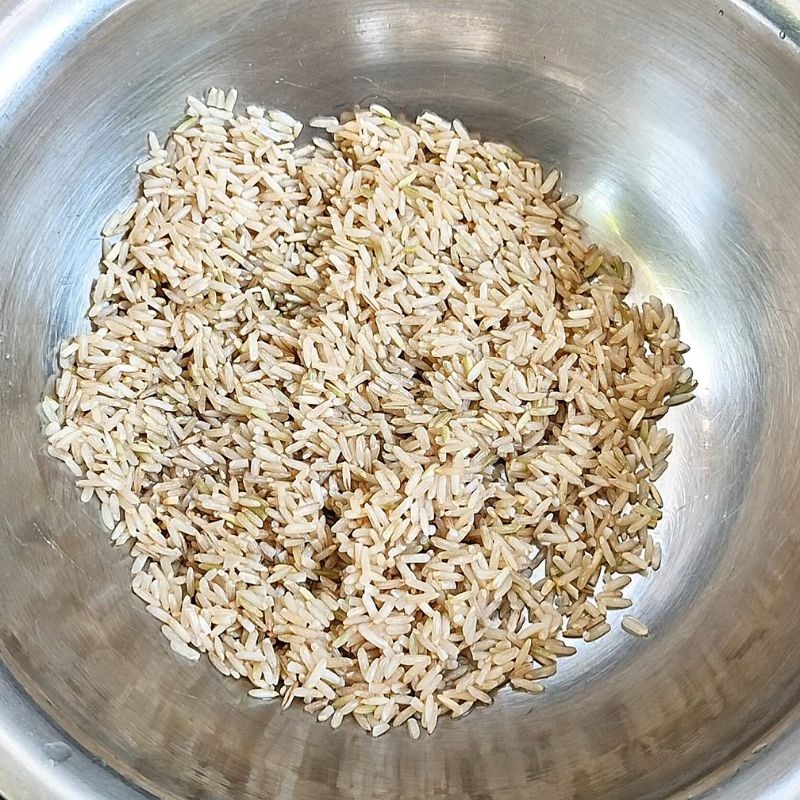 Bước 1 Sơ chế và ngâm gạo lứt Cháo táo đỏ