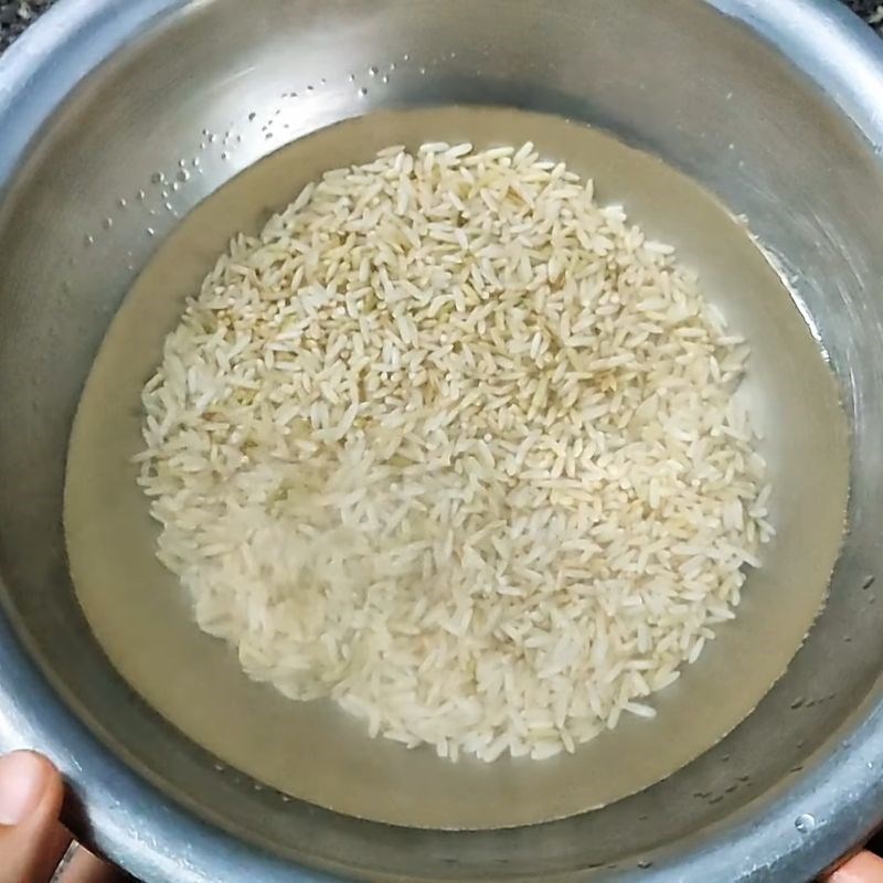 Bước 1 Sơ chế và ngâm gạo lứt Cháo táo đỏ