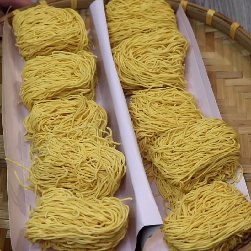 Bước 1 Sơ chế và trụng mì trứng tươi Cách làm mì xào giòn người Hoa