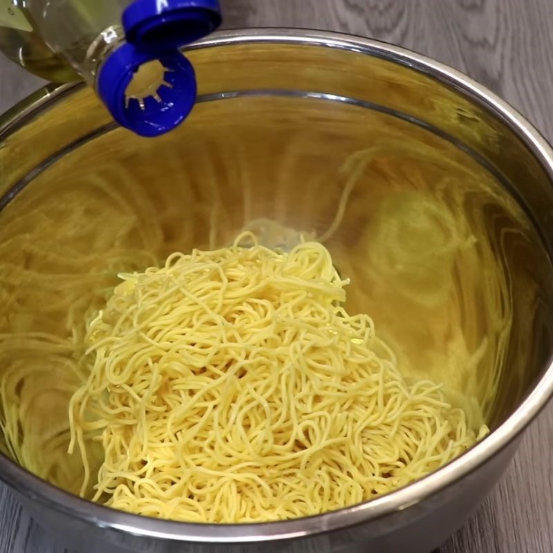 Bước 1 Sơ chế và trụng mì trứng tươi Cách làm mì xào giòn người Hoa