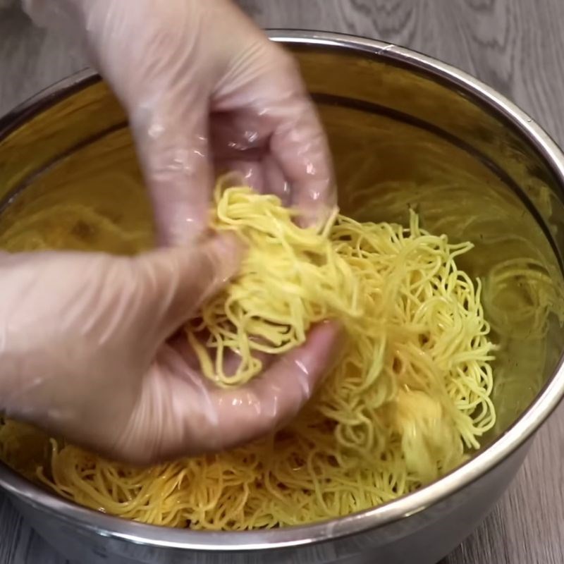 Bước 1 Sơ chế và trụng mì trứng tươi Cách làm mì xào giòn người Hoa