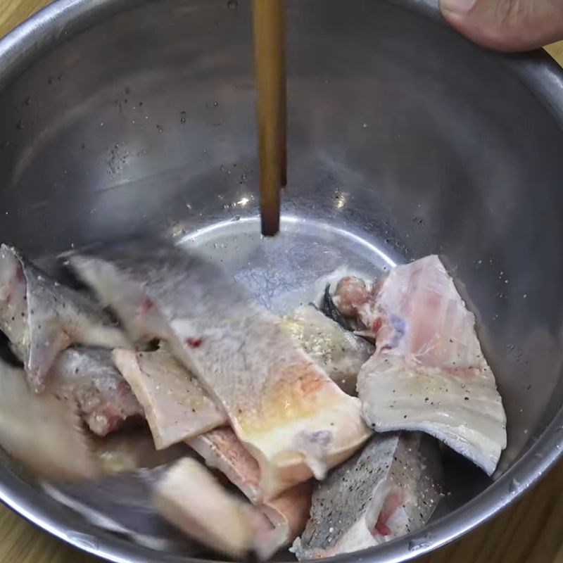 Bước 1 Sơ chế và ướp cá chép Cá chép nấu mẻ