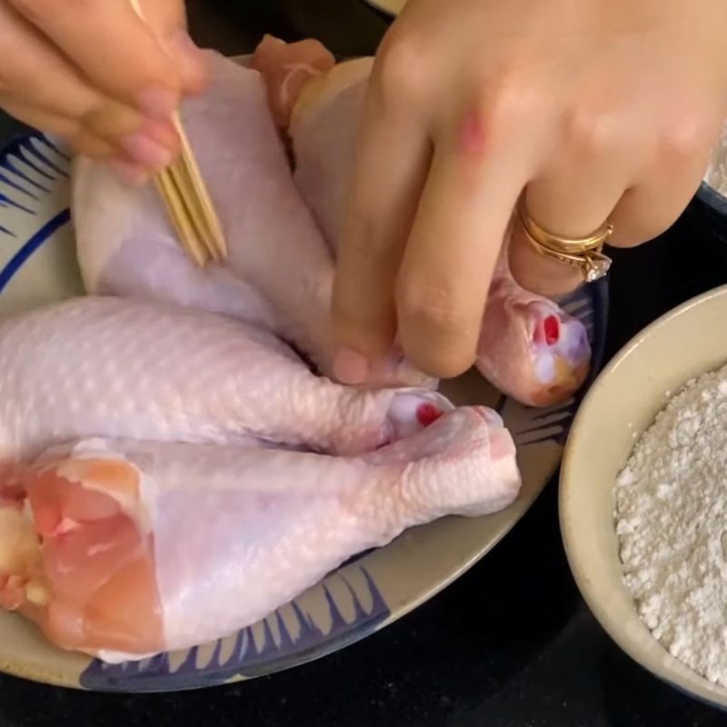 Bước 1 Sơ chế và ướp gà thấm vị Đùi gà chiên giòn
