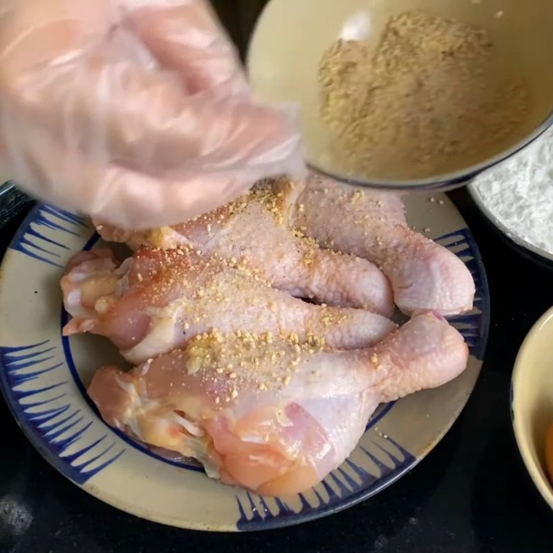 Bước 1 Sơ chế và ướp gà thấm vị Đùi gà chiên giòn