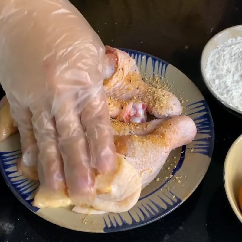 Bước 1 Sơ chế và ướp gà thấm vị Đùi gà chiên giòn