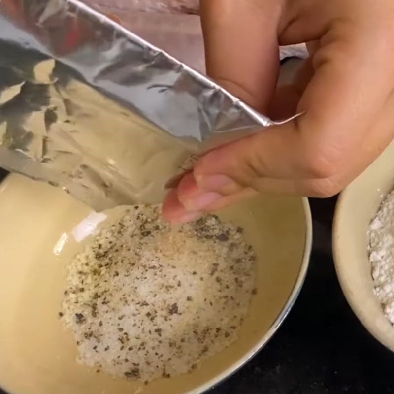 Bước 1 Sơ chế và ướp gà thấm vị Đùi gà chiên giòn