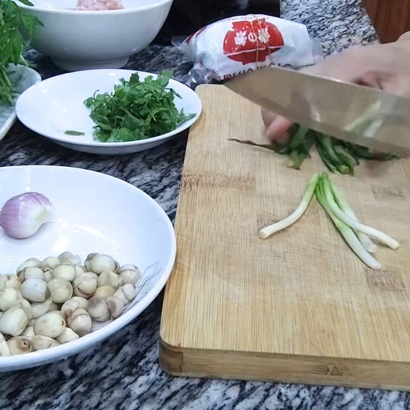 Bước 1 Sơ chế và ướp thịt băm hạt sen Canh ngải cứu