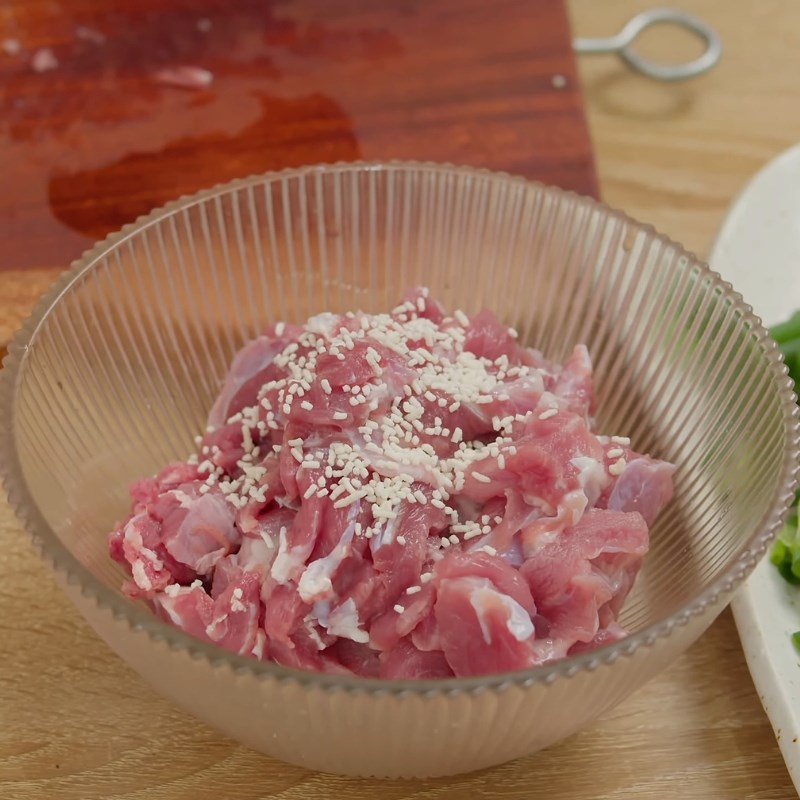 Bước 3 Sơ chế và ướp thịt lợn Súp lơ xào thịt