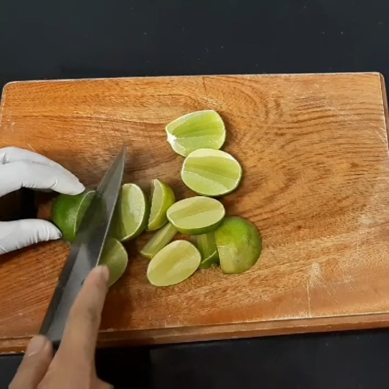 Bước 1 Sơ chế và vắt nước cốt chanh Sốt chấm gà luộc cơ bản