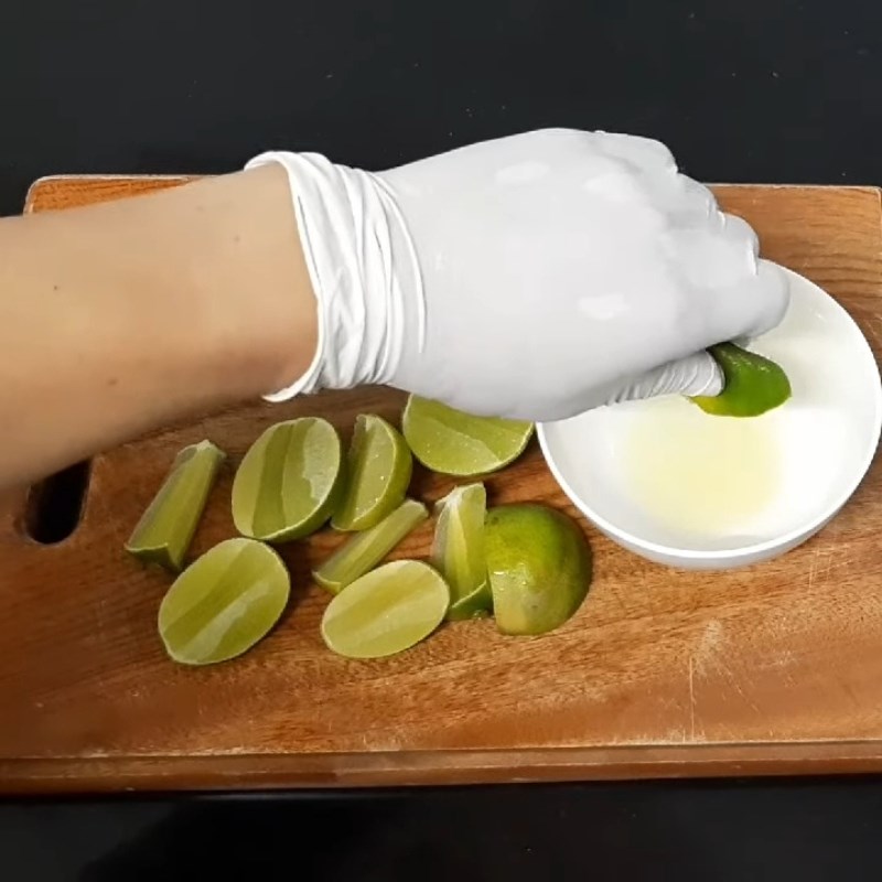 Bước 1 Sơ chế và vắt nước cốt chanh Sốt chấm gà luộc cơ bản