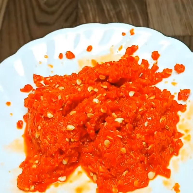 Bước 2 Sơ chế và xay ớt Muối chấm hoa quả