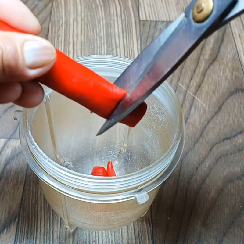 Bước 2 Sơ chế và xay ớt Muối chấm hoa quả