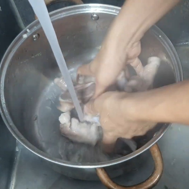 Bước 2 Sơ chế xương và ninh nước dùng Tiết lợn luộc