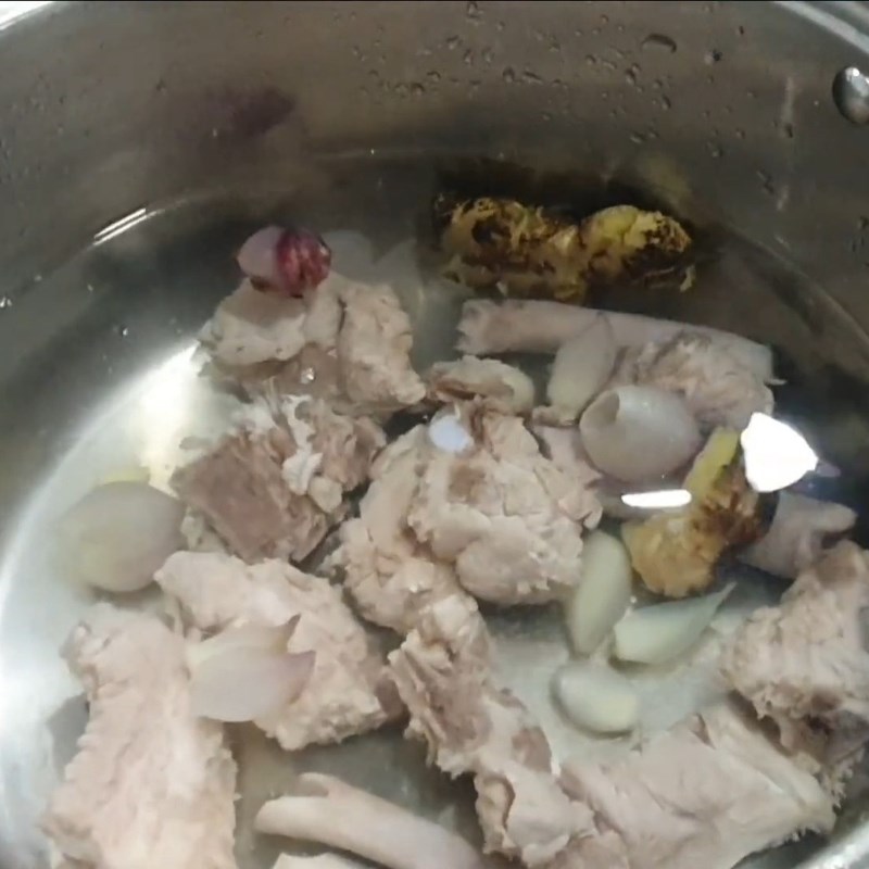 Bước 2 Sơ chế xương và ninh nước dùng Tiết lợn luộc