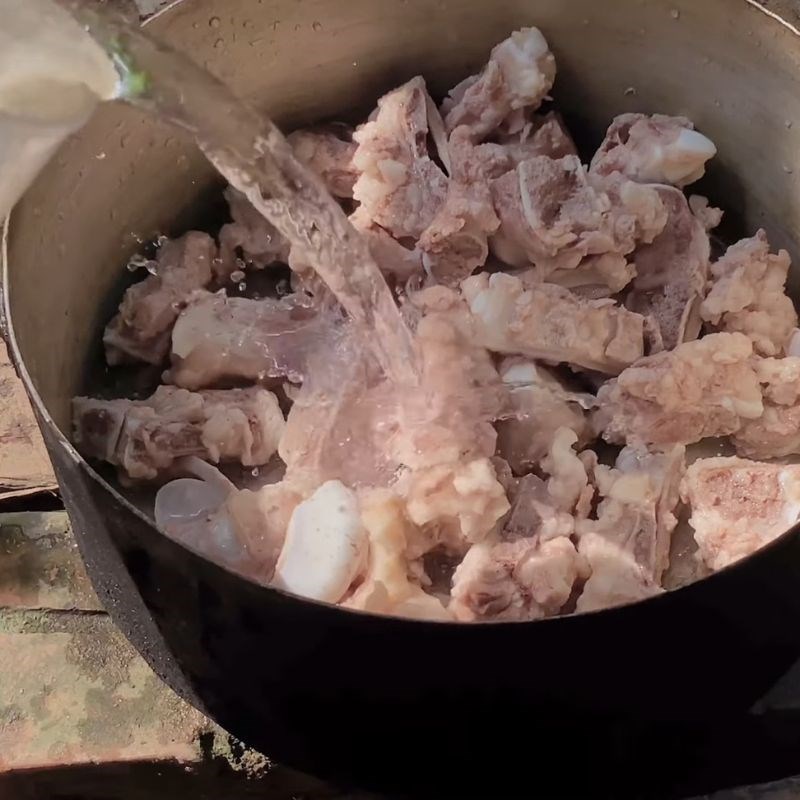 Bước 1 Sơ chế xương và ninh nước dùng gà trong veo Lẩu gà thập cẩm