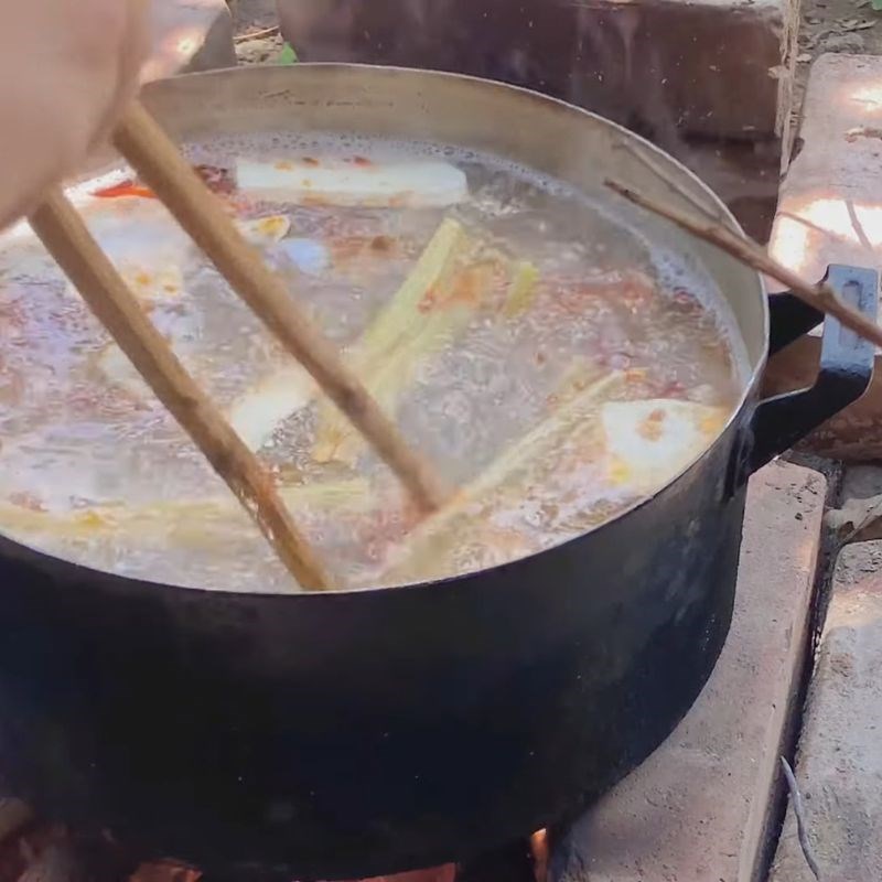 Bước 1 Sơ chế xương và ninh nước dùng gà trong veo Lẩu gà thập cẩm