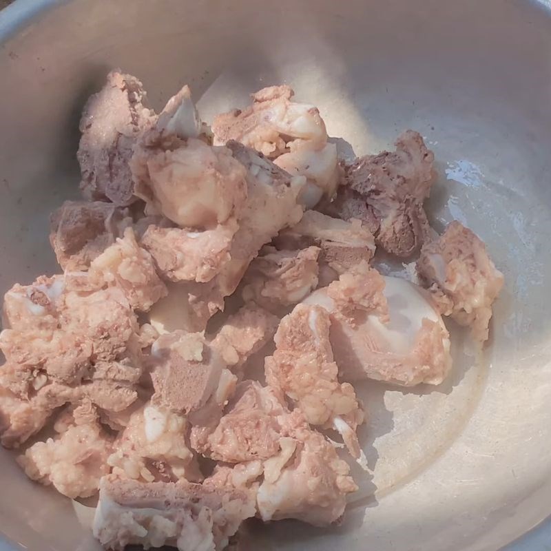Bước 1 Sơ chế xương và ninh nước dùng gà trong veo Lẩu gà thập cẩm