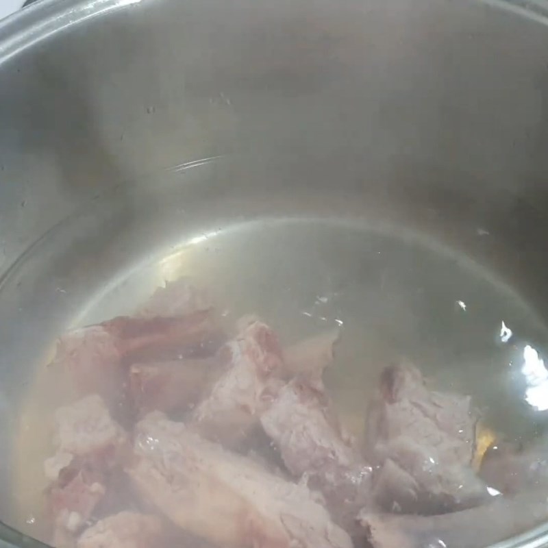Bước 2 Sơ chế xương và ninh nước dùng Tiết lợn luộc