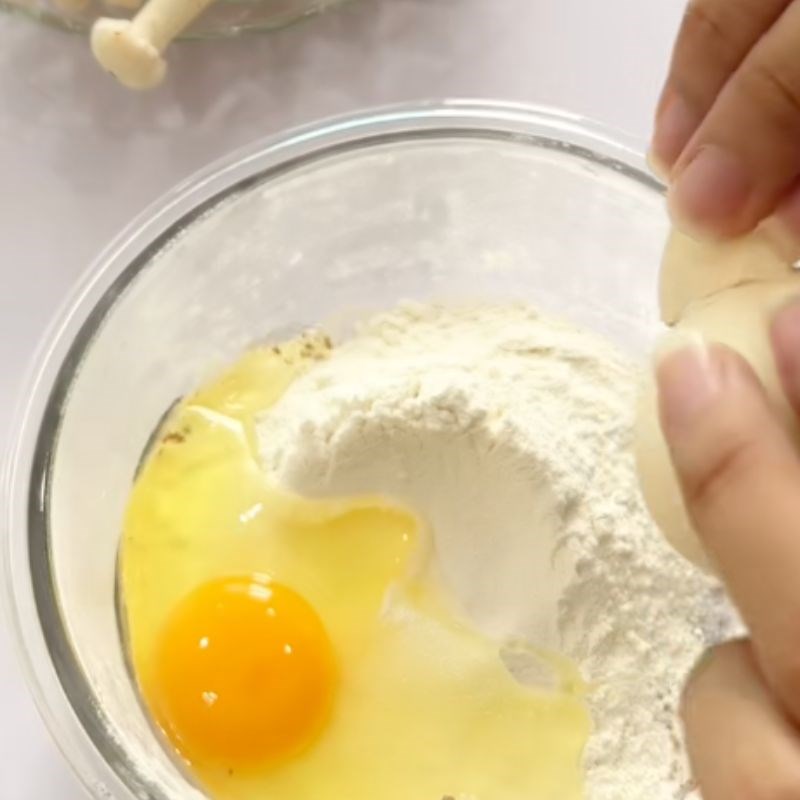 Bước 2 Tẩm ướp nấm với bột chiên giòn Nấm hải sản chiên giòn